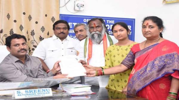 భార్య కోసం కష్టపడిన జగ్గారెడ్డి 