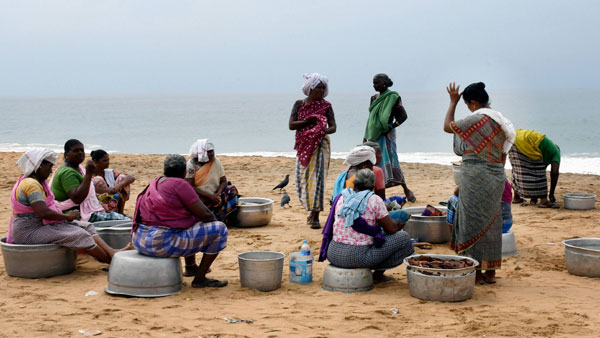 తీర ప్రాంత గ్రామాల్లో భారీగా మోహరింపు
