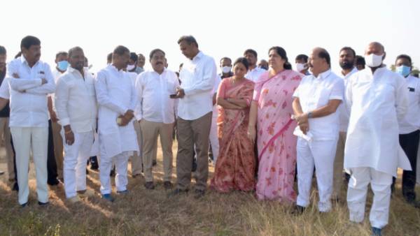  అభివృద్దిలో తెలంగాణ దూసుకెళ్తోంది.. వరి ధాన్యం కేంద్రం కొనాలన్న కడియం