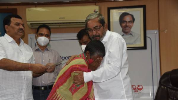  జర్నలిస్టుల సంక్షేమ నిధి.. ఎంతో మంది జర్నలిస్టులకు పెన్నిధి అన్న అల్లం నారాయణ