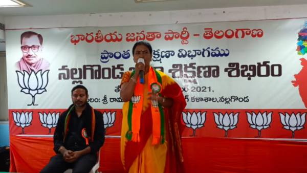  రైతులను దగా చేస్తున్న కేసీఆర్ .. డీకే అరుణ ఫైర్