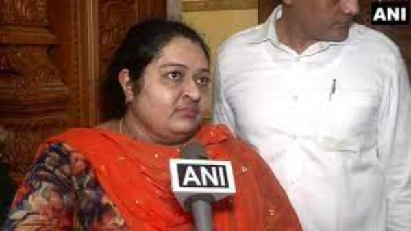 కోర్టు తీర్పుపై దీప, దీపక్ లు సంతోషం.. ఇంటి తాళాలు అందుకున్న వారసులు