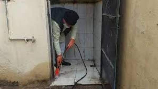 మంత్రి చేసిన పనికి నెటిజన్లు ప్రశంసలు.. కొందరు సెటైర్లు మంత్రి చేసిన పనికి నెటిజన్లు ప్రశంసలు.. కొందరు సెటైర్లు