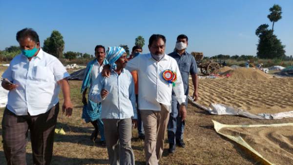  రైతులతో ముచ్చటించిన మంత్రి ఎర్రబెల్లి.. ప్రత్యామ్నయ పంటలపై దృష్టి పెట్టాలని సూచన