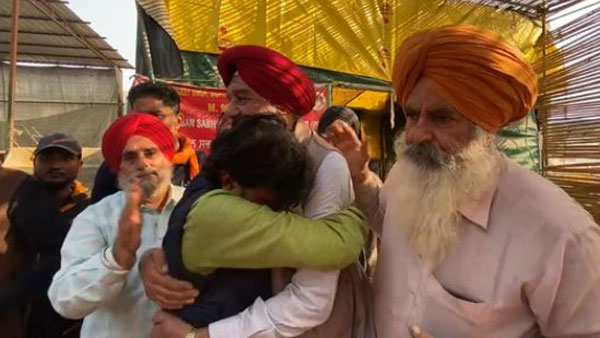celebrations at delhi borders as farmers bid farewell after year-long protest