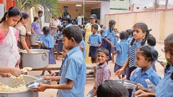 విద్యార్థులను దళిత వంట మనిషి రెచ్చగొడుతుందన్న పేరెంట్ టీచర్ అసోసియేషన్