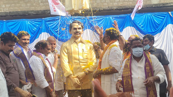 వైసీపీ నేతలతో..