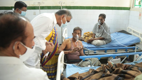 ఆరోగ్య‌శ్రీ ద్వారా పేద‌ల‌కు ఉచితంగా వైద్యం