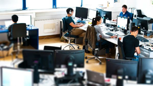 ఆఫీసుల నుండి పని చేయించేందుకు రెడీ.. ఒమిక్రాన్ భయంతో మళ్ళీ వెనుకంజ ఆఫీసుల నుండి పని చేయించేందుకు రెడీ.. ఒమిక్రాన్ భయంతో మళ్ళీ వెనుకంజ