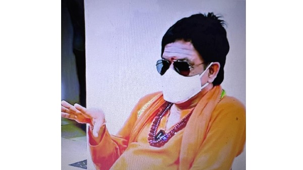 స్వామీజీకి ప్రభుత్వ పాలనతోపాటు, స్థానిక సమస్యలను చెప్పుకున్న ప్రజలు