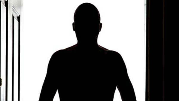 బస్సు నడపటం రాక విద్యుత్ స్తంభాన్ని ఢీ కొట్టి బస్సును వదిలేసిపోయిన దొంగ బస్సు నడపటం రాక విద్యుత్ స్తంభాన్ని ఢీ కొట్టి బస్సును వదిలేసిపోయిన దొంగ