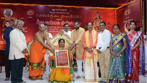 CBI former JD vv lakshmi narayana participated in Geetha Jayanthi celebrations