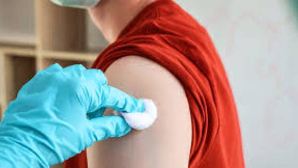 ఫైజర్ వ్యాక్సిన్ మూడు డోసులు.. అయినా వదలని ఒమిక్రాన్