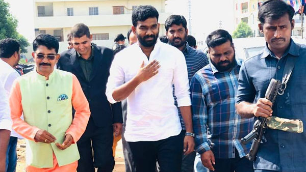 ధర్మవరంలో శ్రీరామ్.. రాప్తాడులో సునీతమ్మ ధర్మవరంలో శ్రీరామ్.. రాప్తాడులో సునీతమ్మ