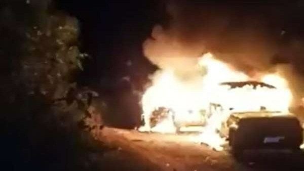 విధులు ముగించుకొని వస్తోన్న కార్మికులు