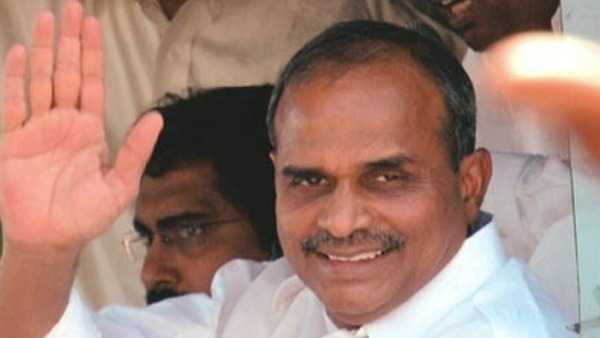 ముఖ్యమంత్రి హోదాలోనే...రచ్చబండకు వెళ్తూ