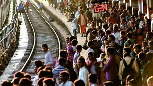 ముందుగానే రైళ్లు - బస్సులు ఫుల్