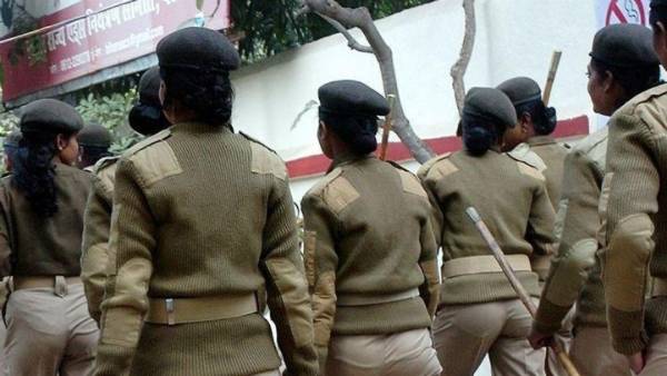 పోలీస్ స్టేషన్ లో ఇద్దరూ ఉద్యోగాలు చేస్తున్నారు పోలీస్ స్టేషన్ లో ఇద్దరూ ఉద్యోగాలు చేస్తున్నారు