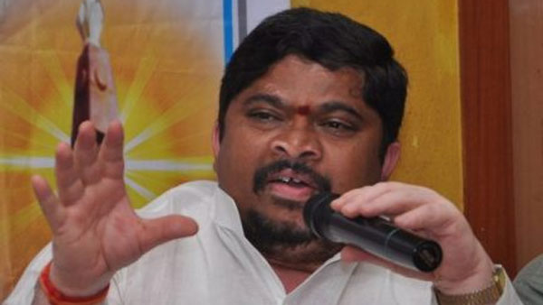 పొన్నం ప్రభాకర్ దిగ్బ్రాంతి.. పొన్నం ప్రభాకర్ దిగ్బ్రాంతి..