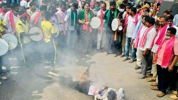 కేంద్రం మెడలి వంచాలి.. రైతులు అండగా ఉండాలని మంత్ర సత్యవతి పిలుపు రాష్ట్ర ప్రభుత్వం మెడలు వంచి కొనిపిస్తామని చెప్పడం వారి బీజేపి నేతల అవివేకమని, ఇప్పటికైనా మేల్కొని వానాకాలం, యాసంగి పంటలు కొనాలని సూచించారు. గిట్టుబాటు ధర ఇస్తూ రైతులకు అండగా నిలవాలని, లేకపోతే కేంద్రం, బీజేపీ ప్రభుత్వ మెడలు వంచే వరకు టి.ఆర్.ఎస్ పార్టీ ఉద్యమం కొనసాగుతుందని హెచ్చరించారు సత్యవతి రాథోడ్. టి.ఆర్.ఎస్ పార్టీ శ్రేణులు, రైతులు, రైతు నాయకులు కలిసి రావాలని, పంజాబ్ రైతులు ఏడాదిగా నిరసన తెలిపితే గానీ మోదీ దిగి రాలేదని, అదేవిధంగా అవసరమైతే టి.ఆర్.ఎస్ పార్టీ రైతులకు అండగా ఎంత దూరమైనా, ఎక్కడికైనా రావడానికి సిద్ధంగా ఉందని కేంద్రాన్ని సత్యవతి రాథోడ్ హెచ్చరించారు. 
