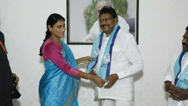 షర్మిళ పార్టీలో చేరికలు.. బీజేపి, టీఆర్ఎస్ నేతలకు కండువా కప్పి ఆహ్వానించిర షర్మిళ