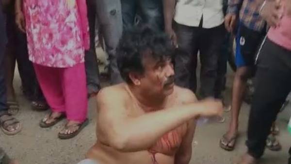 బడితెపూజ చేసి పోలీసులకు అప్పగించిన మహిళలు