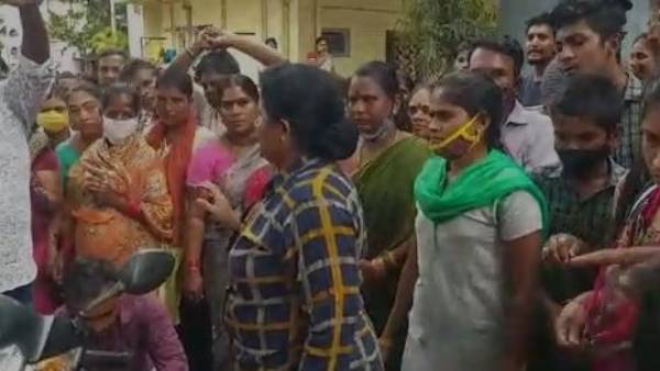 నడిరోడ్డు మీద రౌడీ షీటర్ ను చితకబాదిన మహిళలు