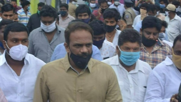 వంగవీటి రాధా ఆఫీస్ ముందు అనుమానాస్పదంగా స్కూటీ వంగవీటి రాధా ఆఫీస్ ముందు అనుమానాస్పదంగా స్కూటీ