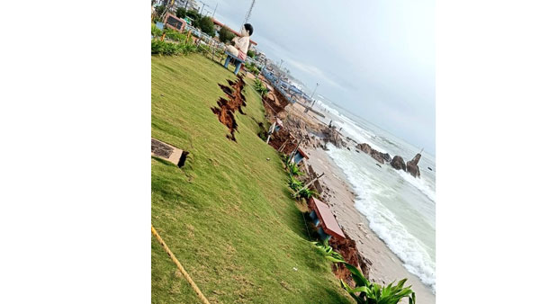 ఆర్కే తీరం వద్ద సముద్రం అల్లకల్లోలంగా