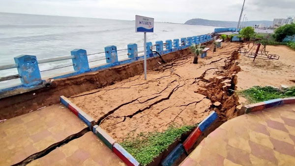 తీరానికి దూసుకొస్తోన్న రాకాసి అలలు..