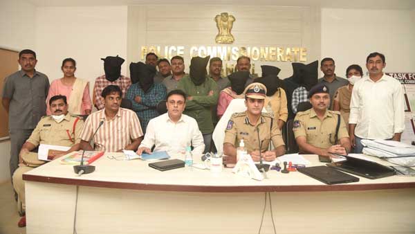నకిలీ యూనివర్సిటీల సర్టిఫికెట్లు తయారు చేస్తున్న 12 మంది ముఠా అరెస్ట్ నకిలీ యూనివర్సిటీల సర్టిఫికెట్లు తయారు చేస్తున్న 12 మంది ముఠా అరెస్ట్