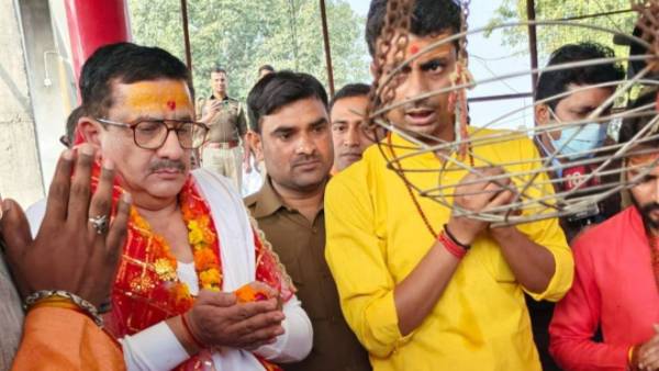 ముస్లిం మత పెద్దల నుంచి బెదిరింపులు..