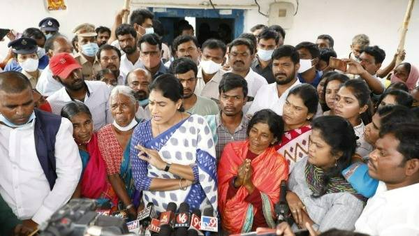 రైతు ఆత్మహత్యలకు కేసీఆర్ బాద్యుడు.. నష్టపరిహారం చెల్లించాలన్న వైసిపి నాయకురాలు