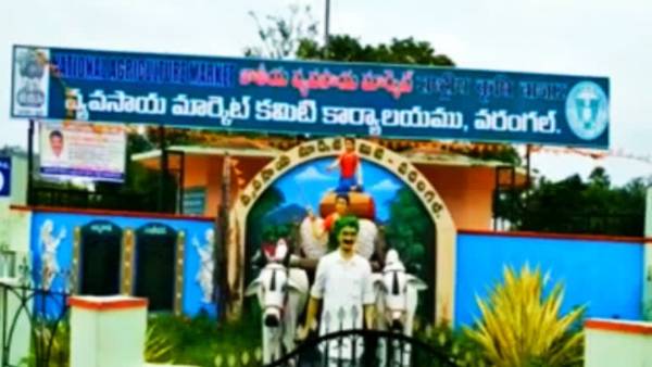 కాంటాలను ఎత్తిపడేసి... డీసీఎం వాహన అద్దాలను ధ్వంసం చేసిన రైతులు