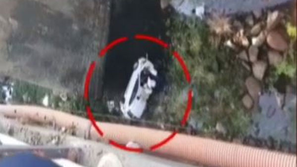 రోజూ ఉదయం కారులో వస్తూ..