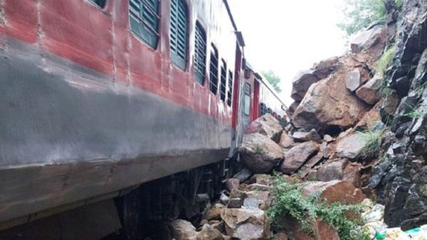 Howrah bound Amaravati express derailed near Goa all passengers and staff on board are safe Howrah bound Amaravati express derailed near Goa all passengers and staff on board are safe
