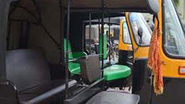 నైట్ కర్ఫ్యూలో ఆటో ఎక్కిన మహిళ