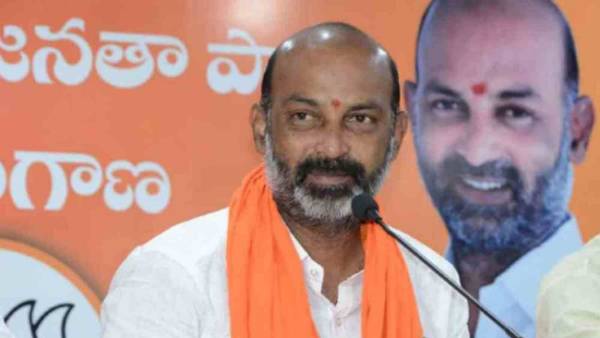 బీజేపీ పక్షాన తెలంగాణ జనం.. భయంతోనే కేసీఆర్ కుట్రలన్న బండి సంజయ్ బీజేపీ పక్షాన తెలంగాణ జనం.. భయంతోనే కేసీఆర్ కుట్రలన్న బండి సంజయ్