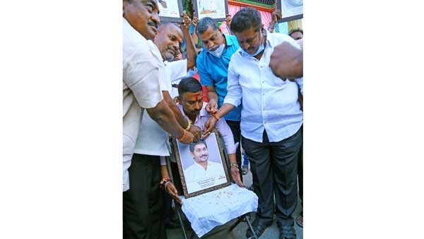 పీఆర్సీ ప్రకటనపై సంతోషంతో