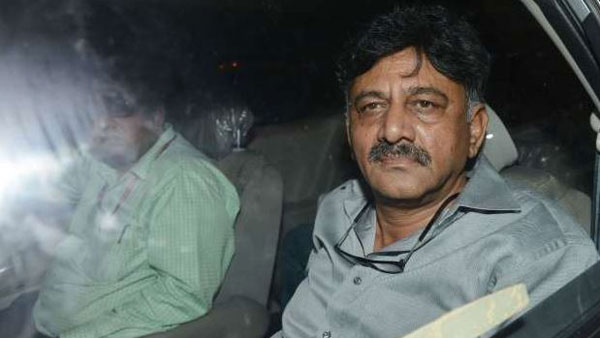 ప్రభుత్వం కోవిడ్ పాజిటివ్ ఉన్న అధికారిని పంపించింది