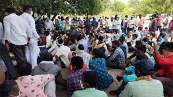  రైతులతో చర్చలు జరుగుతుండగానే, వ్యాపారుల కాంటాలు.. భగ్గుమన్న రైతన్నలు