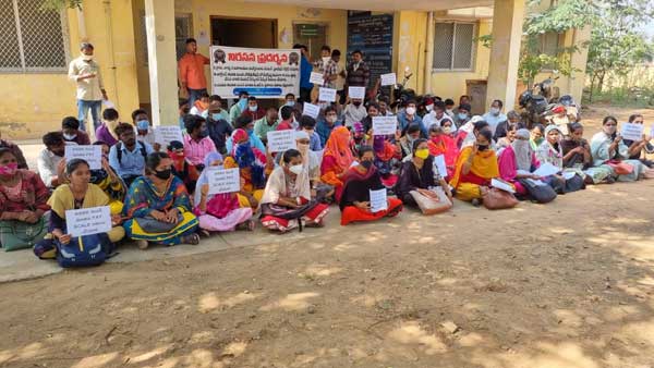 నేతలకు ఉద్యోగుల సెగ