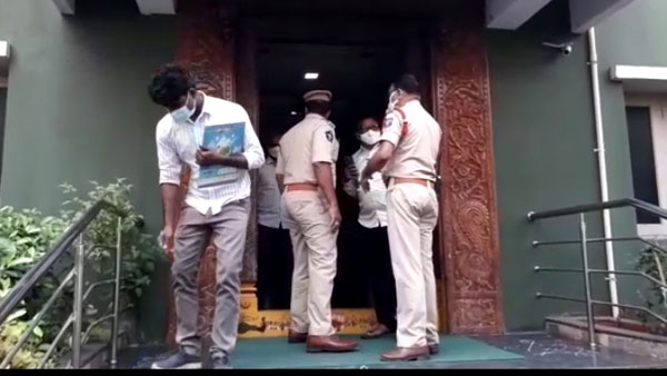 ఆత్మహత్య చేసుకునే ముందు బంధువుకు మెసేజ్ పెట్టిన ఫ్యామిలీ