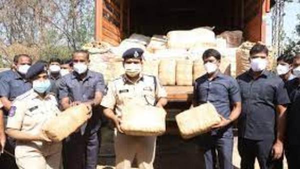 మియాపూర్ టోల్ప్లాజా సమీపంలో గంజాయి ముఠాను పట్టుకున్న పోలీసులు మియాపూర్ టోల్ప్లాజా సమీపంలో గంజాయి ముఠాను పట్టుకున్న పోలీసులు