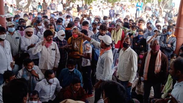  గిట్టుబాటు ధర కోసం మిర్చి రైతుల ఆందోళన