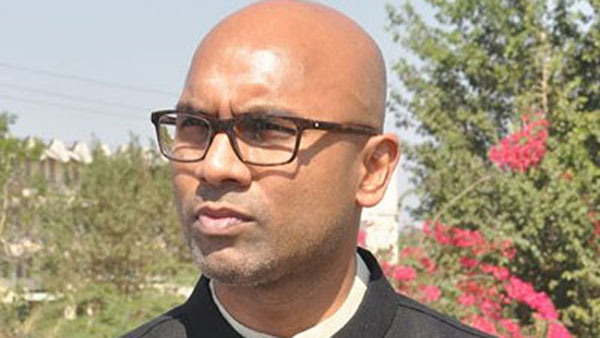 కేసీఆర్‌కు డీజీపీ చెంచాగిరి..