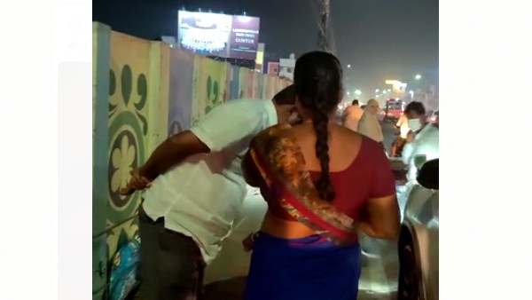 మహిళ సమస్యలను అడిగి తెలుసుకున్న ఎమ్మెల్యే మహిళ సమస్యలను అడిగి తెలుసుకున్న ఎమ్మెల్యే