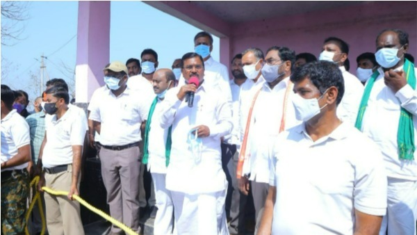 క్షేత్ర స్థాయిలో పంట నష్టం పరిశీలిస్తున్న మంత్రులు 