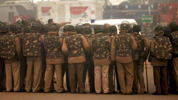 పోలీసులే స్మగర్లు అని తెలిసి షాక్