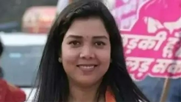 డబ్బులిస్తేనే టికెట్ అంటూ కాంగ్రెస్ పార్టీపై ప్రియాంక ఫైర్ డబ్బులిస్తేనే టికెట్ అంటూ కాంగ్రెస్ పార్టీపై ప్రియాంక ఫైర్